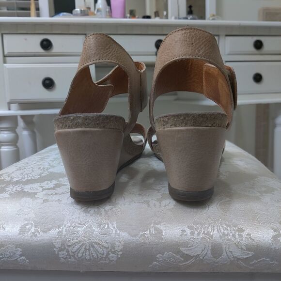 Taos carousel 2 wedge button sandals size 40 nwob - Picture 4 of 6